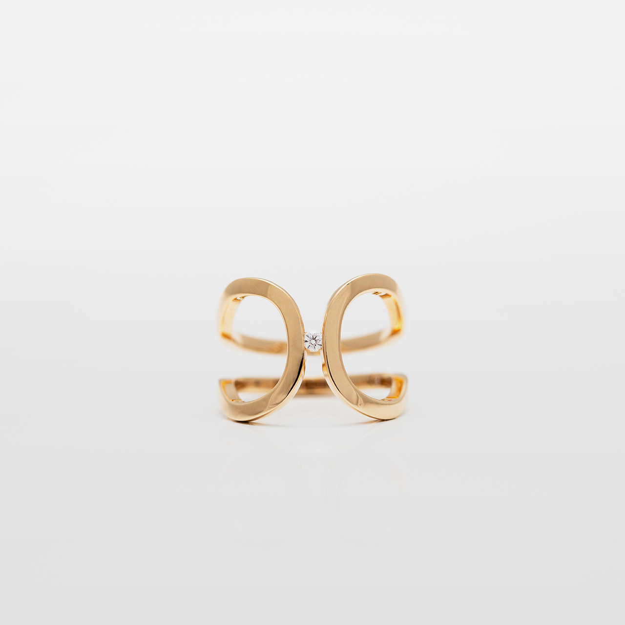 The Lemniscate 2 ring is offered in 18K gold with Top Wesselton VVS diamonds