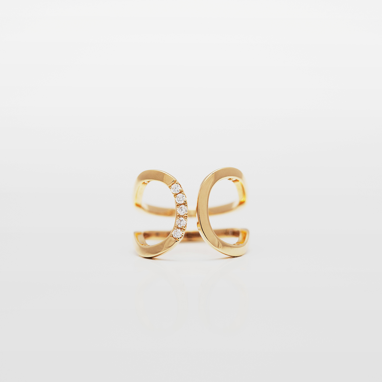 The Lemniscate 3 ring is offered in 18K gold with Top Wesselton VVS diamonds