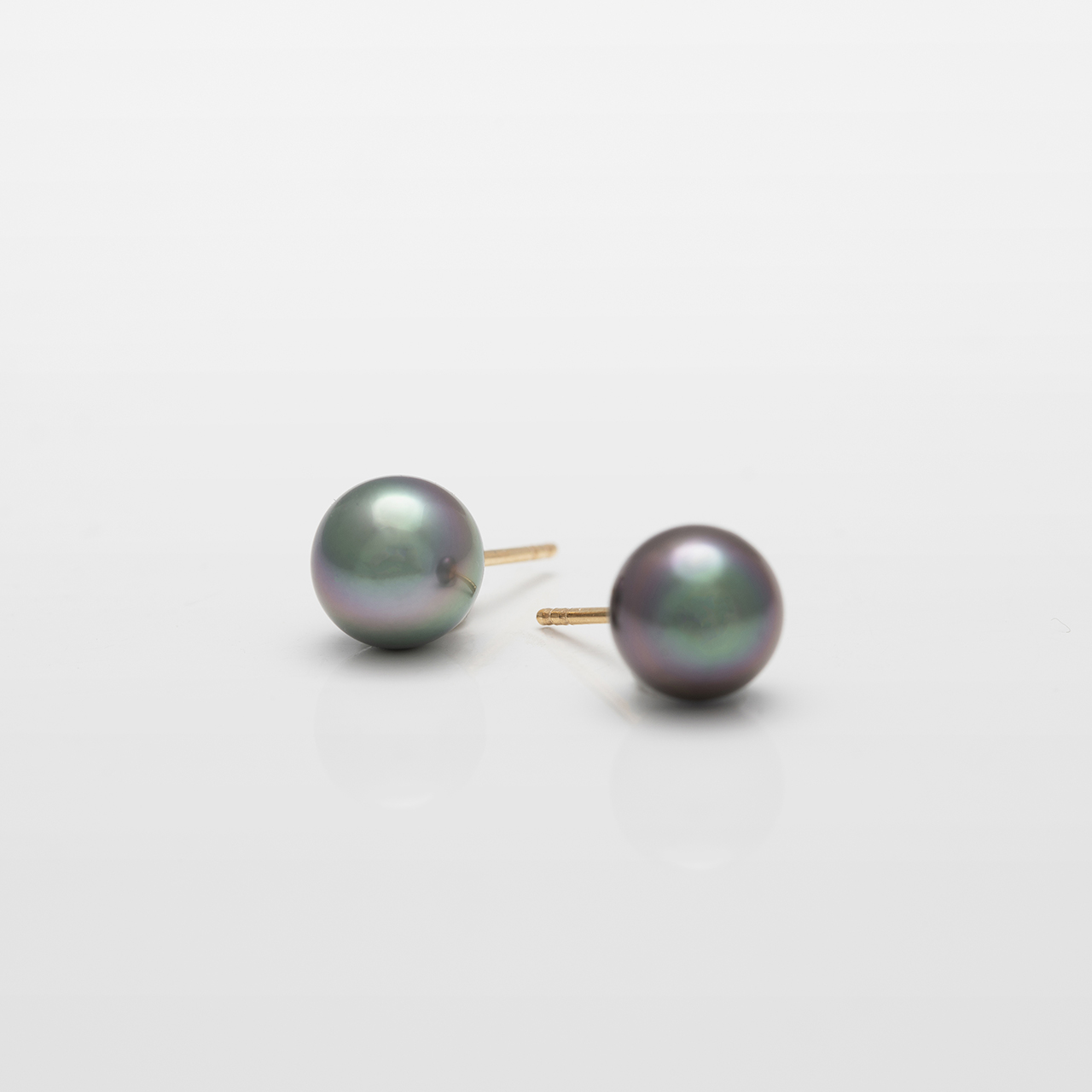 The Sphere earrings is offered in 18K gold with round black Tahiti pearls in AAA quality
